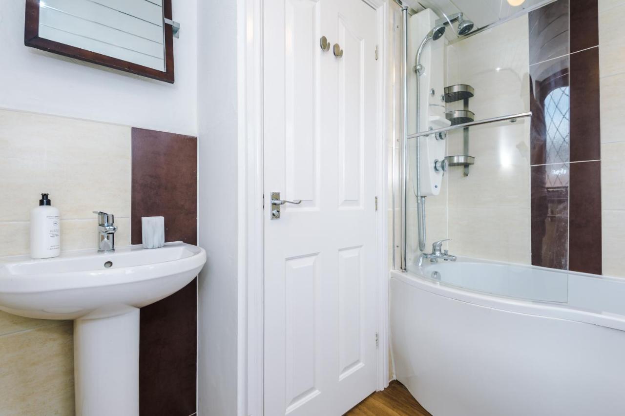 Sunshine Cottage By Happy Sunshine Stay Golborne Esterno foto